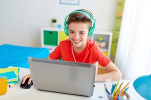 Criança no computador assistindo aulas online